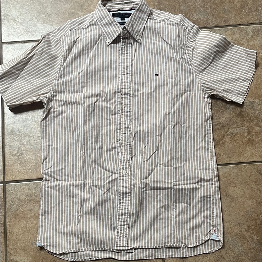 Tommy Hilfiger Men's Beige Striped Button Down Shirt  short- sleeve. Size M